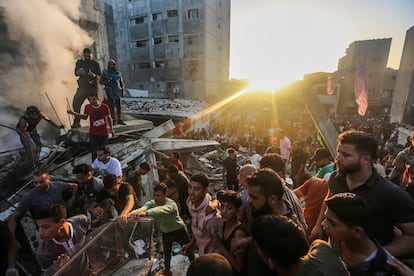 Residentes en Jan Yunis, en el sur de Gaza, buscaban supervivientes el sábado entre las ruinas de edificios destruidos por bombardeos israelíes.