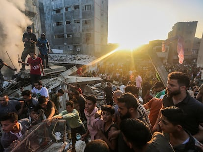 Residentes en Jan Yunis, en el sur de Gaza, buscaban supervivientes el sábado entre las ruinas de edificios destruidos por bombardeos israelíes.