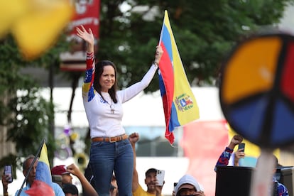 La líder antichavista María Corina saluda a sus seguidores este jueves, en Caracas.