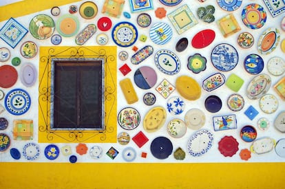 Decoración en la fachada de la tienda de artesanía Cerámicas Paraíso, con locales en Raposeira y Sagres.