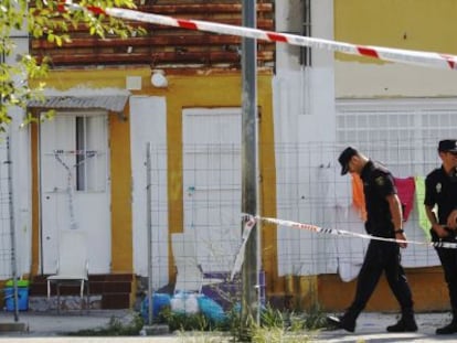 Dos agentes, esta ma&ntilde;ana en la zona del tiroteo en las Tres Mil Viviendas.