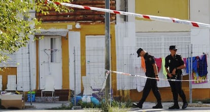 Dos agentes, esta ma&ntilde;ana en la zona del tiroteo en las Tres Mil Viviendas.