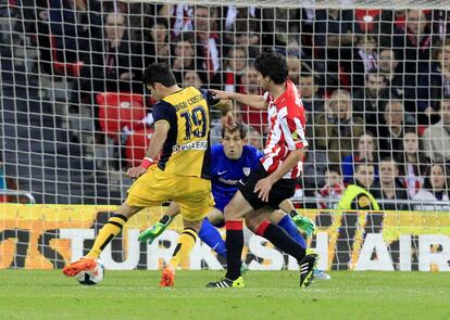 Diego Costa dispara a puerta para marcar el gol del 1-1