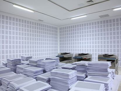 <i>CMX 04,</i> instalación de Santiago Sierra en la galería Helga de Alvear.