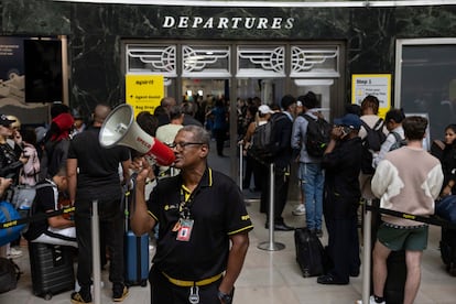 Un empleado instruye a los clientes en el área de salidas de Spirit Airlines en el aeropuerto LaGuardia de Nueva York.