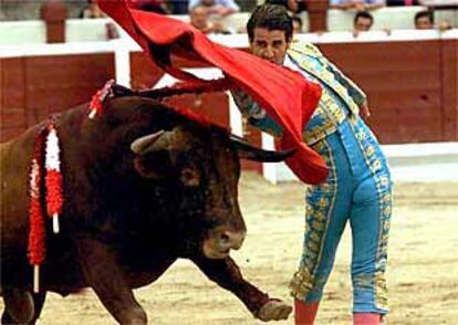 Juan José Padilla da un pase de pecho a uno de sus toros.