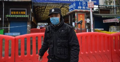 Acceso al mercado de Wuhan, vigilado el pasado enero.