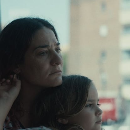 Tamara Casellas y la niña Leire Marín, en 'Ama'.