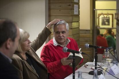 Beatriz de Moura y Juan Cruz durante la presentacin del libro en Barcelona.