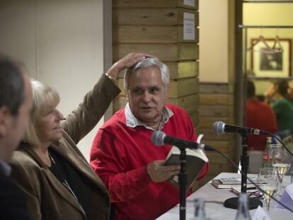 Beatriz de Moura y Juan Cruz durante la presentación del libro en Barcelona.