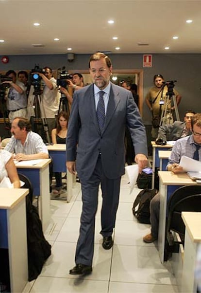 Rajoy, antes de dirigirse ayer a los periodistas en la sede del PP.