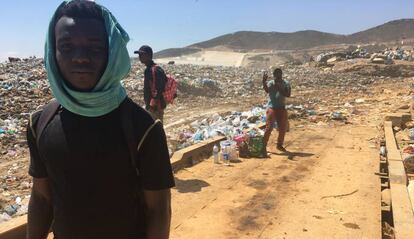 El senegalés Abdulá, en primer término, busca comida en el vertedero de Mnzala.