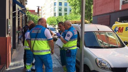 Facultativos del Summa, a la entrada del restaurante donde se registró el accidente.