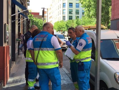 Facultativos del Summa, a la entrada del restaurante donde se registr&oacute; el accidente.