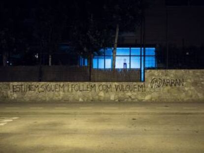 Pintada en el muro del colegio La Farga de Sant Cugat.