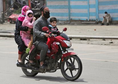 Una familia en Srinagar, en Cachemira, este miércoles.