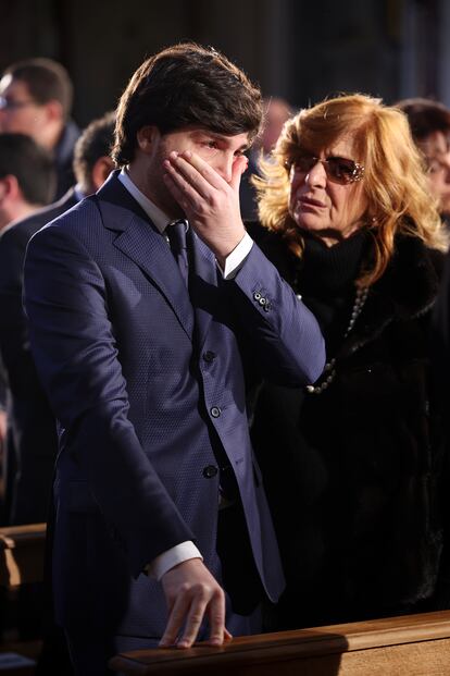 Andrea Piazzolla llora la muerte de Gina Lollobrigida durante su funeral, el 19 de enero de 2023 en Roma.