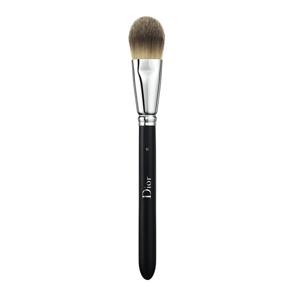 Brocha para base de maquillaje de Dior Backstage Light Coverage Foundation Brush.