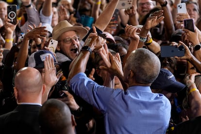 El expresidente de Estados Unidos Barack Obama saluda a los seguidores durante el mitin de Kamala Harris.