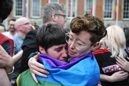 Varias personas celebran el resultado del referéndum en Dublín el pasado 23 de mayo.