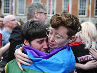 Diverses persones celebren el resultat del referèndum a Dublín el 23 de maig passat.