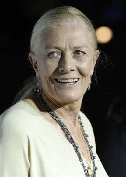 La actriz británica Vanessa Redgrave ha afirmado que participar en la obra de teatro <i>The Year of Magical Thinking</i> le ha ayudado a sobreponerse a la muerte de su hija, la también actriz Natasha Richardson, fallecida hace un año tras un accidente de esquí. Según la actriz, que el domingo recibirá un premio honorífico en la gala de entrega de los Bafta, los premios del cine británico, "todos aprendemos del dolor y todos tenemos que sobreponernos a un sufrimiento terrible en algún momento de nuestras vidas".