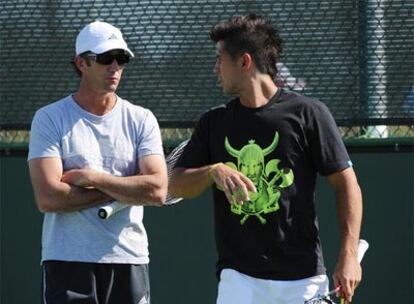 Fernando Verdasco habla con uno de sus entrenadores, Darren Cahill.