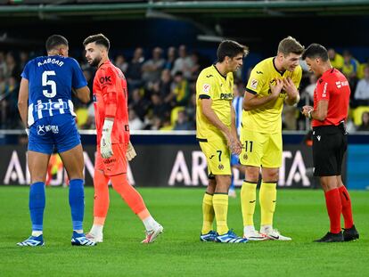 Los jugadores del Villarreal protestan una decisión al árbitro Gil Manzano durante el partido ante el Alavés.