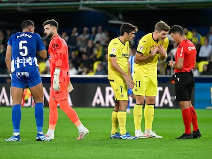 Los jugadores del Villarreal protestan una decisión al árbitro Gil Manzano, durante el partido ante el Alavés de la pasada jornada.