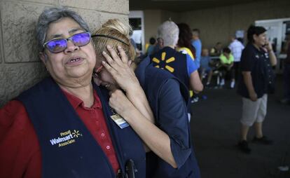 Funcionários da rede Walmart abalados depois de tiroteio em uma loja no Texas.