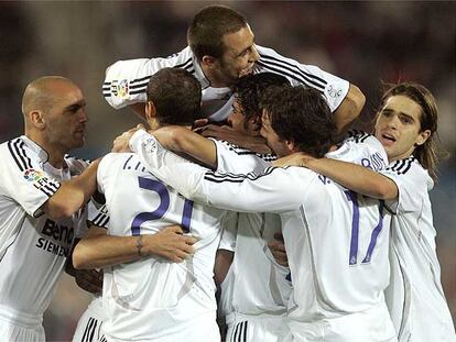 Los jugadores del Real Madrid celebran el gol de Reyes