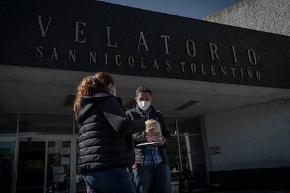 Israel Chavez recoge los restos de su madre Guadalupe Chavez, fallecida por coronavirus, en el Panteón Civil San Nicolás Tolentino, de Iztapalapa, en febrero de 2021.