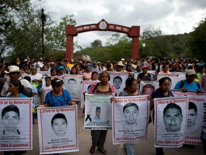 Familiares de los 43 normalistas desaparecidos y grupos de apoyo se manifiestan en Tixtla (Guerrero), el 6 de junio de 2015.