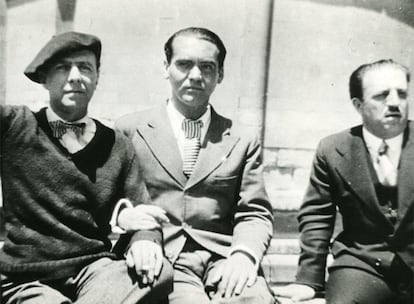 Carlos Morla Lynch, Federico García Lorca y el embajador de Chile en España en 1932, en una foto que pertenece a la fundación del poeta granadino.