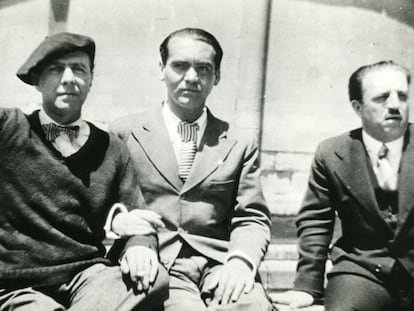 Carlos Morla Lynch, Federico García Lorca y el embajador de Chile en España en 1932, en una foto que pertenece a la fundación del poeta granadino.