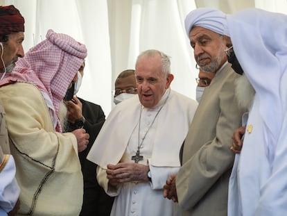 El Papa Francisco fue recibido con flores a su llegada a Shine, en Irak.