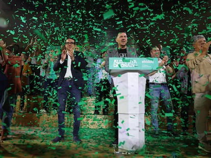 El candidato de EH Bildu a las elecciones en el País Vasco, Pello Otxandiano, y el Coordinador General del partido, Arnaldo Otegi, celebran este domingo los resultados.