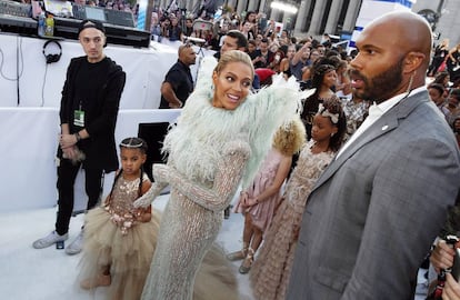 Jay Z está vez no quiso compartir el foco con su mujer. Así que ella, Beyoncé, la gran triunfadora de la noche, desfiló con su encantadora hija.