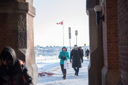 En el peor de los casos, quienes salgan a pasear tendrán que afrontar cerca de 15 grados bajo cero. En la imagen gente caminando por un suelo helado en Quebec (Canadá).