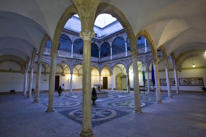 También conocido como palacio de las Cadenas, su promotor fue Juan Vázquez de Molina, sobrino de Francisco de los Cobos, que consiguió introducirlo en la corte hasta llegar a ser uno de los hombres de confianza del emperador Carlos V y secretario de cámara de su hijo Felipe II.