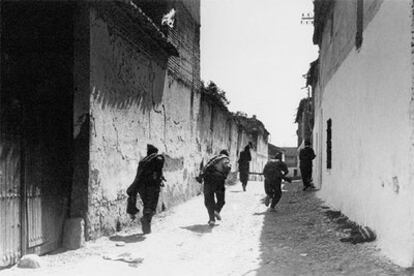 Frente de Talavera, julio de 1936. Despliegue de milicianos por las calles de la localidad.