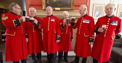 Un grupo de veteranos celebran la llegada del bebé real.