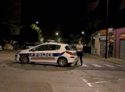 Un coche de policía cerca del lugar del suceso.