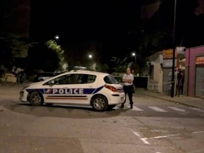 Un coche de policía cerca del lugar del suceso.