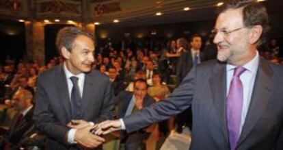 El presidente Zapatero y Rajoy se saludan el pasado mayo. 
