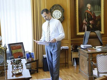 El rei Felip VI treballant al seu despatx, en una foto d'arxiu.