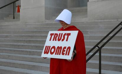 Uma mulher vestida como as personagens da série ‘O Conto da Aia’ protesta contra a nova lei antiaborto, em frente ao Capitólio da Geórgia