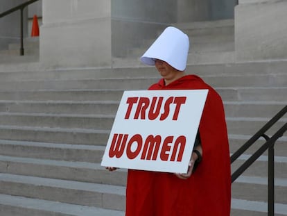 Uma mulher vestida como as personagens da série ‘O Conto da Aia’ protesta contra a nova lei antiaborto, em frente ao Capitólio da Geórgia