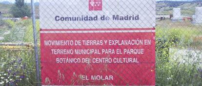 Cartel de la obra nunca iniciada de la casa de la cultura de El Molar.