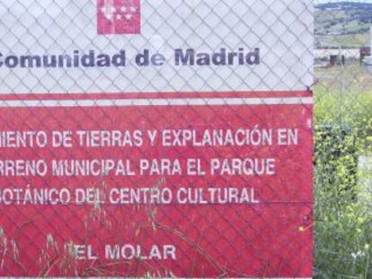 Cartel de la obra nunca iniciada de la casa de la cultura de El Molar.